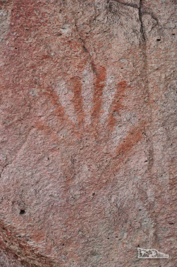 Uma mão com seis dedos na Cueva de Las Manos, no sul da patagônia, na Argentina